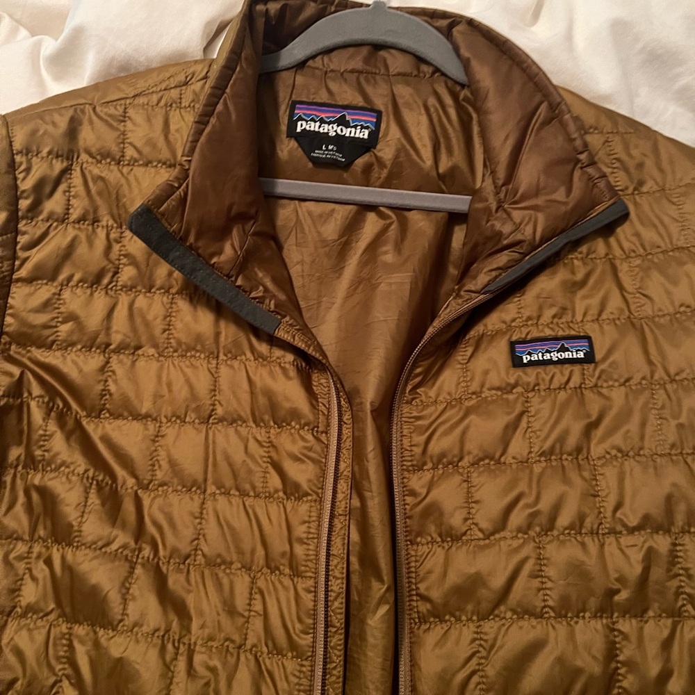 Patagonia Nano large size in Raptor Brown color